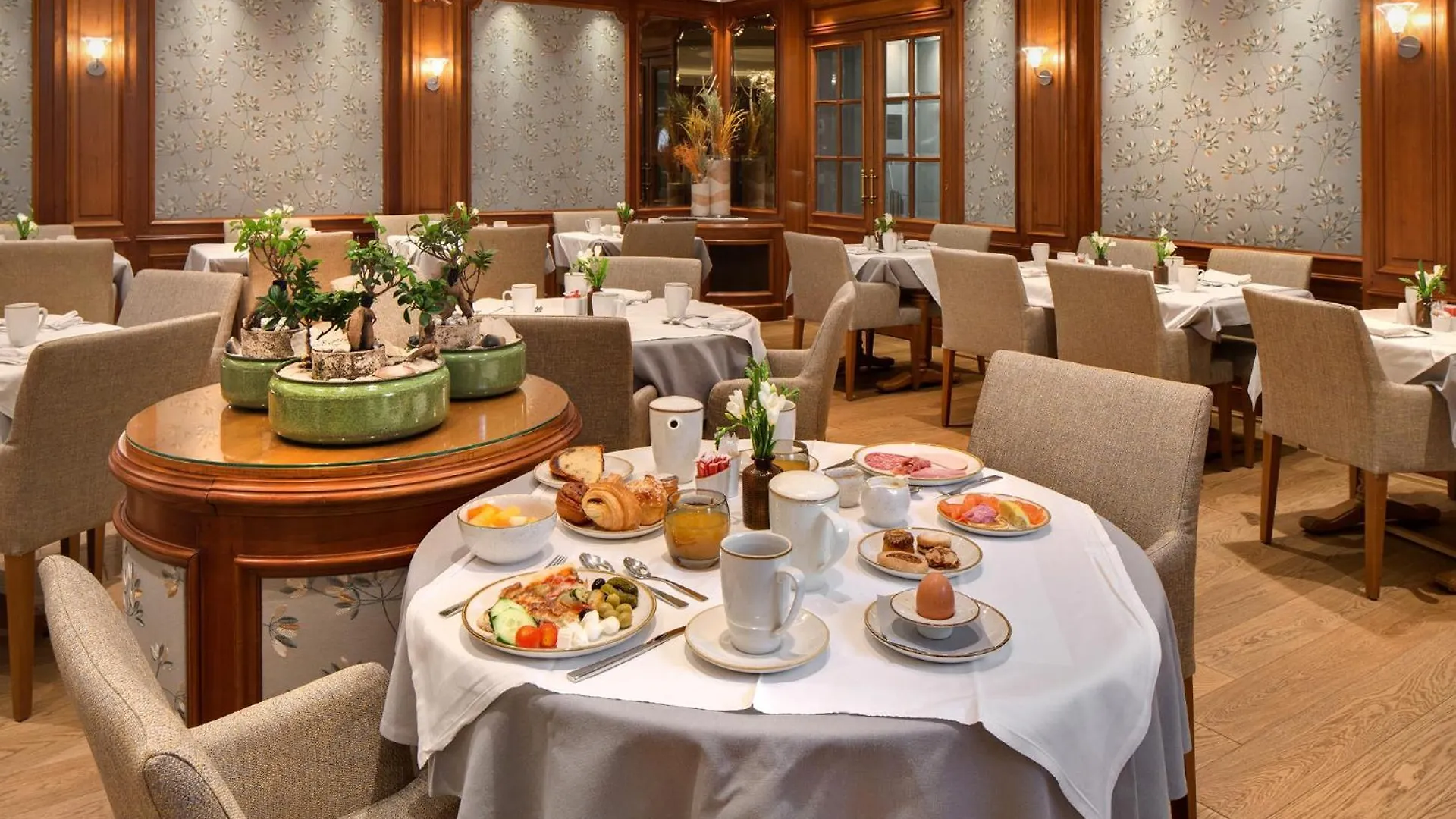 Hotel Chateau Frontenac Paris